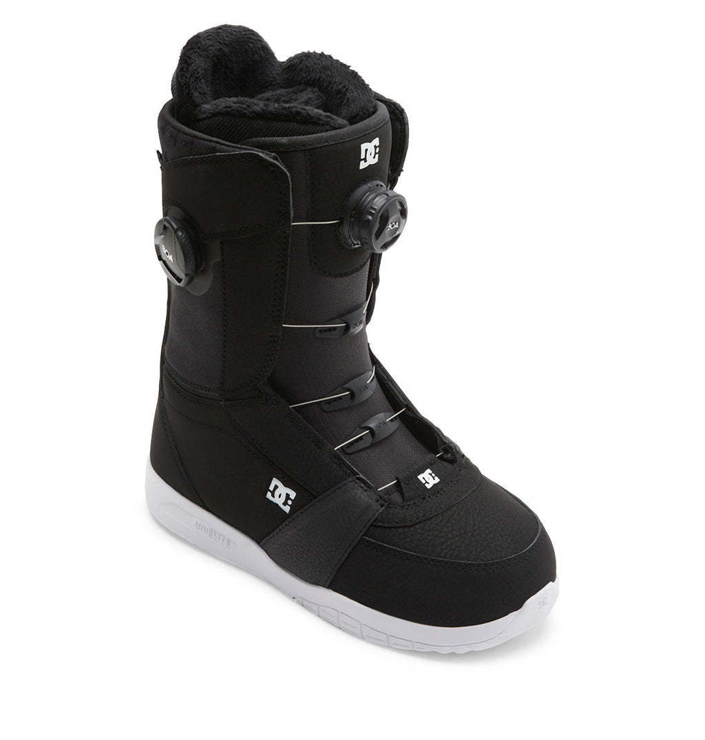 The DC Shoes Women’s Lotus BOA® Snowboard Boots come in black with a white Unilite outsole, featuring the BOA® Fit System dial lacing and a plush R2 liner for added comfort.