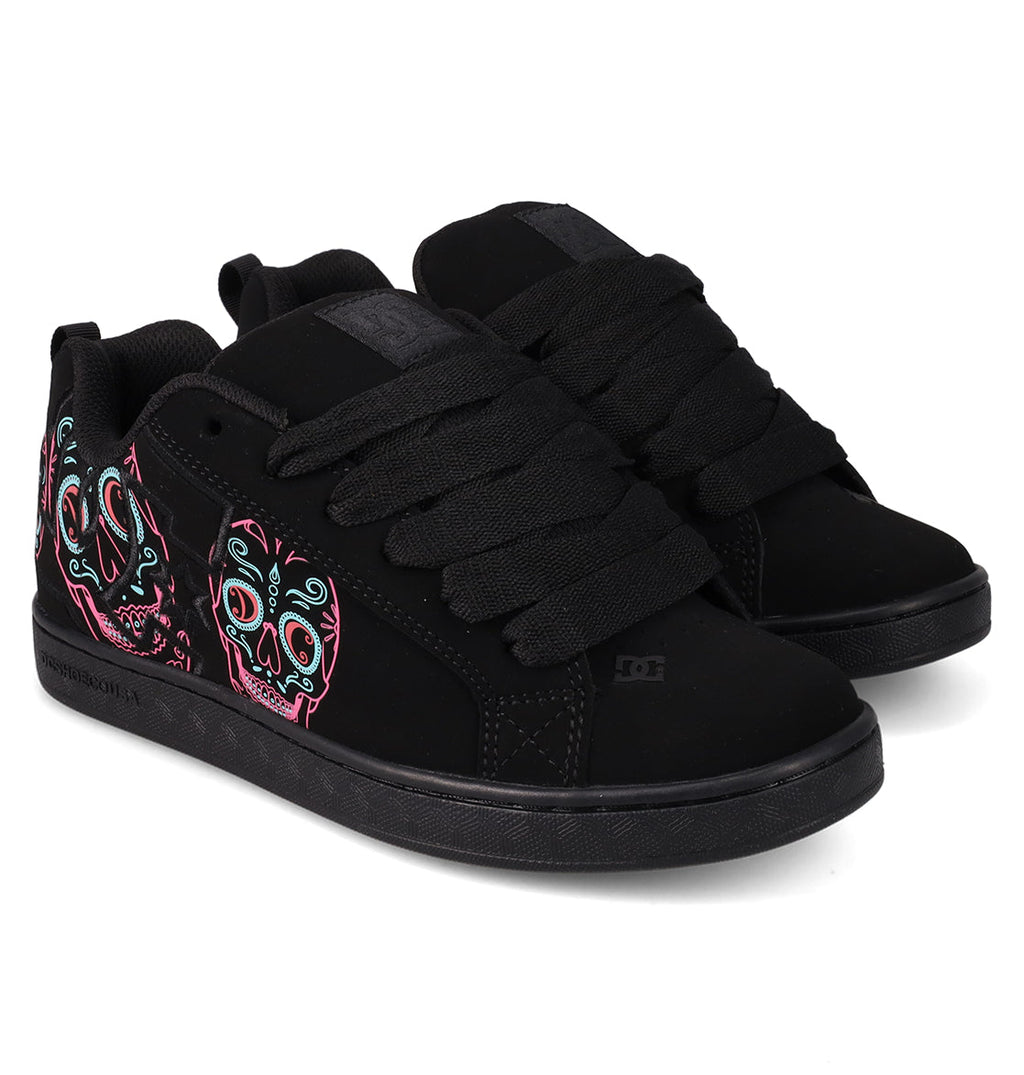 Introducing the Women’s Court Graffik Day Of The Dead by DC Shoes—a pair of black skate shoes from the exclusive Day of the Dead Collection. Featuring thick black laces and a sturdy black rubber sole, these low-top sneakers showcase vibrant sugar skull artwork in pink, teal, and white along the outer sides as a spirited tribute to Día de los Muertos.
