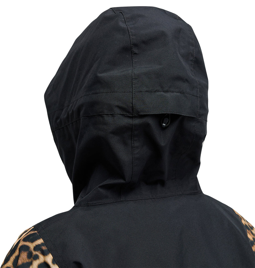 Close-up of the back of the DC Shoes Chalet Anorak. The black hood provides breathable protection, while the sides feature a brown and black leopard print pattern. Set against a white background.