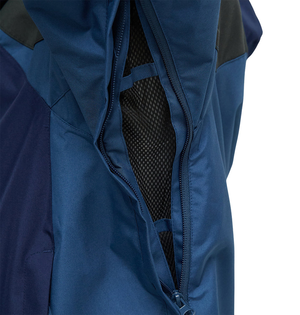 A close-up of the DC Shoes Coldsmoke Jacket 10K in blue showcases a partially unzipped ventilation opening, revealing black mesh lining inside for enhanced breathable protection.